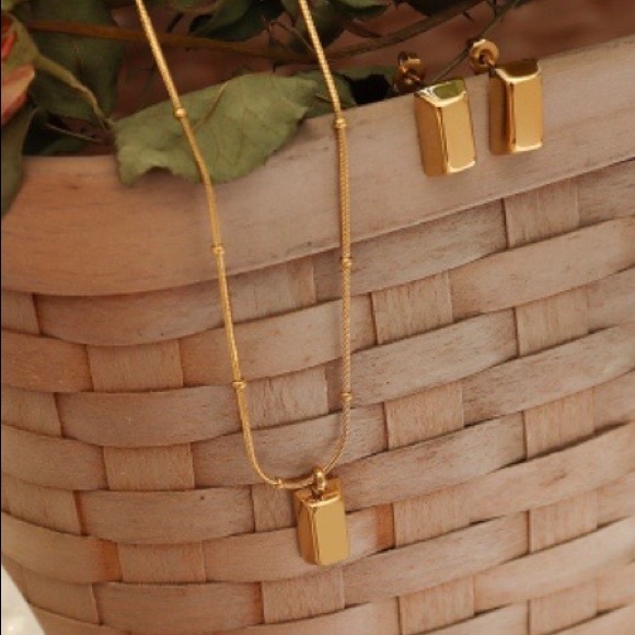 NEW! Necklace & Earring Set - Picture 3 of 6